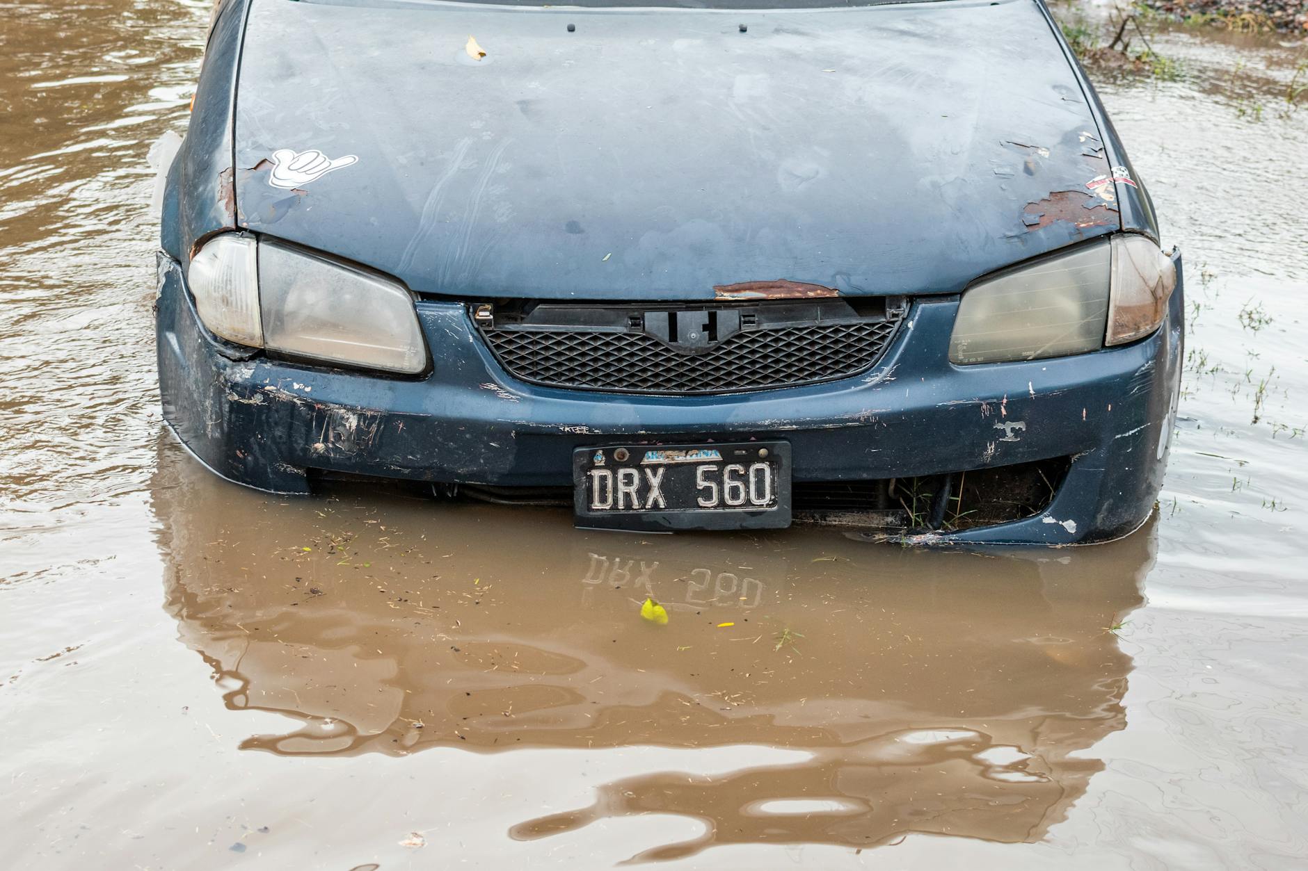 A submerged car in floodwaters in Provincia de Buenos Aires, illustrating severe flooding.
